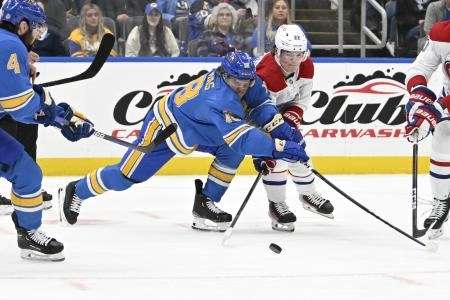 4 novembre 2023 ; Saint-Louis, Missouri, &Eacute;tats-Unis ; Robert Thomas (18), centre des Blues de Saint-Louis, affronte Cole Caufield (22), ailier droit des Canadiens de Montr&eacute;al, durant la premi&egrave;re p&eacute;riode au Enterprise Center.