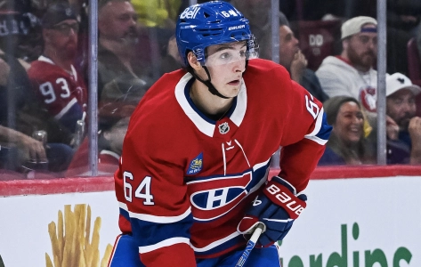 25 septembre 2025 ; Montr&eacute;al, Qu&eacute;bec, CAN ; Le d&eacute;fenseur des Canadiens de Montr&eacute;al David Reinbacher (64) examine ses options avec le palet contre les Maple Leafs de Toronto pendant la deuxi&egrave;me p&eacute;riode au Centre Bell.