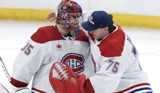 4 f&eacute;vrier 2026 ; Winnipeg, Manitoba, Canada ; Le gardien de but des Canadiens de Montr&eacute;al Samuel Montembeault (35) et le gardien de but Jakub Dobes (75) c&eacute;l&egrave;brent leur victoire contre les Jets de Winnipeg au Canada Life Centre.
