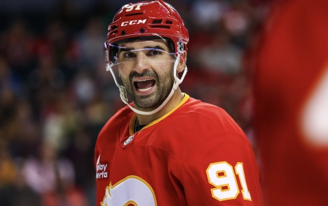 7 novembre 2025 ; Calgary, Alberta, Canada ; Nazem Kadri (91), centre des Flames de Calgary, affronte les Blackhawks de Chicago lors de la deuxi&egrave;me p&eacute;riode au Scotiabank Saddledome.