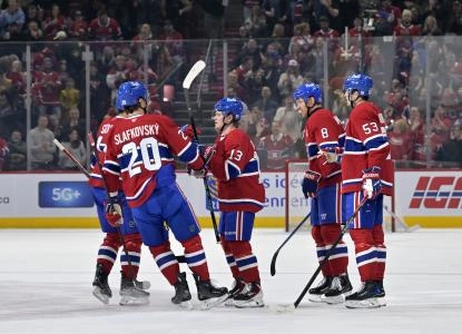 1er novembre 2025; Montr&eacute;al, Qu&eacute;bec, Canada; L'attaquant des Canadiens de Montr&eacute;al, Cole Caufield (13), c&eacute;l&egrave;bre avec ses co&eacute;quipiers apr&egrave;s avoir marqu&eacute; un but contre les S&eacute;nateurs d'Ottawa en premi&egrave;re p&eacute;riode au Centre Bell.