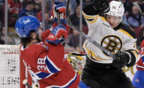 13 avril 2023 ; Montr&eacute;al, Qu&eacute;bec, CAN ; Le d&eacute;fenseur des Bruins de Boston Connor Clifton (75) &eacute;loigne l'attaquant des Canadiens de Montr&eacute;al Joel Teasdale (38) de la zone de but pendant la deuxi&egrave;me p&eacute;riode au Centre Bell.