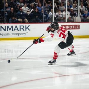 La Canadienne Marie-Philip Poulin tire le palet au Adirondack Bank Center &agrave; Utica, dans l'&Eacute;tat de New York, le dimanche 14 avril 2024.