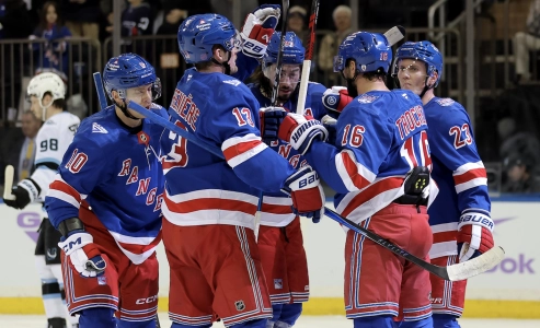 5 janvier 2026 ; New York, New York, &Eacute;tats-Unis ; Le centre des Rangers de New York Vincent Trocheck (16) c&eacute;l&egrave;bre son but contre le gardien de but des Mammoth de l'Utah Karel Vejmelka (70) avec les ailiers gauches Artemi Panarin (10) et Alexis Lafreni&egrave;re (13), le centre Mika Zibanejad (93) et le d&eacute;fenseur Adam Fox (23) pendant la deuxi&egrave;me p&eacute;riode au Madison Square Garden.