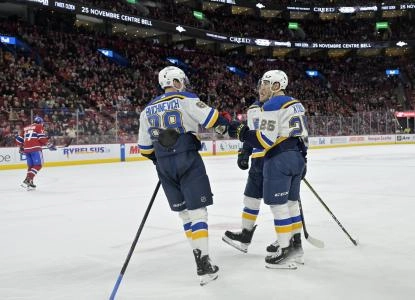 11 f&eacute;vrier 2024; Montr&eacute;al, Qu&eacute;bec, Canada; L'attaquant des Blues de St. Louis, Jordan Kyrou (25), c&eacute;l&egrave;bre avec ses co&eacute;quipiers apr&egrave;s avoir marqu&eacute; un but contre les Canadiens de Montr&eacute;al en troisi&egrave;me p&eacute;riode au Centre Bell.