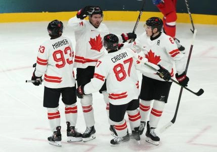 12 f&eacute;vrier 2026 ; Milan, Italie ; Mark Stone (Canada) c&eacute;l&egrave;bre avec ses co&eacute;quipiers le deuxi&egrave;me but de son &eacute;quipe contre la Tch&eacute;quie lors d'un match de hockey sur glace masculin du groupe A des Jeux olympiques d'hiver de Milan-Cortina 2026, &agrave; la patinoire de Milan-Santagiulia.