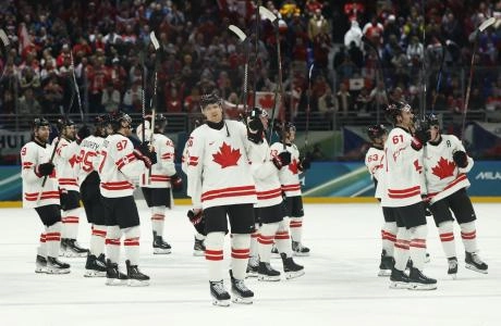 12 f&eacute;vrier 2026 ; Milan, Italie ; Les joueurs canadiens c&eacute;l&egrave;brent leur victoire contre la Tch&eacute;quie lors d'un match de hockey sur glace masculin du groupe A des Jeux olympiques d'hiver de Milan-Cortina 2026 &agrave; la patinoire de Milan-Santagiulia.