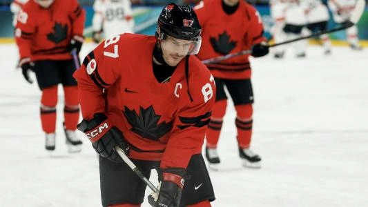 “Captain moment”: Sidney Crosby sparks Team Canada stick tap as Kevin Fiala is stretchered off