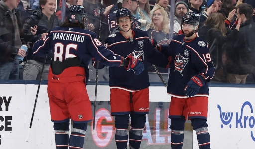 24 janvier 2026 ; Columbus, Ohio, &Eacute;tats-Unis ; L'ailier gauche des Columbus Blue Jackets, Mason Marchment (17), c&eacute;l&egrave;bre son troisi&egrave;me but du match avec l'ailier droit Kirill Marchenko (86) et le centre Adam Fantilli (19) lors de la troisi&egrave;me p&eacute;riode contre les Tampa Bay Lightning &agrave; la Nationwide Arena.