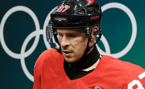 13 f&eacute;vrier 2026 ; Milan, Italie ; Sidney Crosby, du Canada, pendant l'&eacute;chauffement avant le match contre la Suisse dans le groupe A du tournoi masculin de hockey sur glace des Jeux olympiques d'hiver Milano Cortina 2026, &agrave; la Milano Santagiulia Ice Hockey Arena.