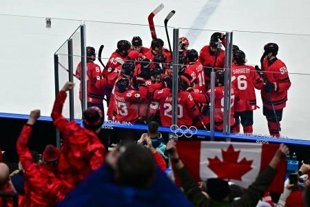 18 f&eacute;vrier 2026 ; Milan, Italie ; Les joueurs canadiens c&eacute;l&egrave;brent leur victoire contre la Tch&eacute;quie en quart de finale du tournoi de hockey sur glace masculin des Jeux olympiques d'hiver de Milan-Cortina 2026, &agrave; la patinoire de Milan-Santagiulia.