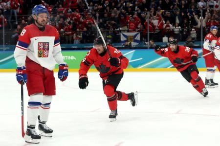 18 f&eacute;vrier 2026 ; Milan, Italie ; Nick Suzuki (Canada) c&eacute;l&egrave;bre son troisi&egrave;me but contre la Tch&eacute;quie en quart de finale du tournoi de hockey sur glace masculin des Jeux olympiques d'hiver de Milan-Cortina 2026, &agrave; la patinoire de Milan-Santagiulia.
