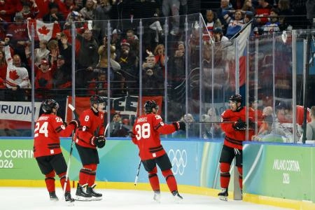 18 f&eacute;vrier 2026 ; Milan, Italie ; Nick Suzuki (Canada) c&eacute;l&egrave;bre Brandon Hagel et ses co&eacute;quipiers apr&egrave;s avoir marqu&eacute; leur troisi&egrave;me but contre la Tch&eacute;quie en quart de finale du tournoi de hockey sur glace masculin des Jeux olympiques d'hiver de Milan-Cortina 2026, &agrave; la patinoire de Milan-Santagiulia.