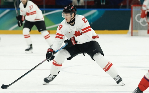 12 f&eacute;vrier 2026 ; Milan, Italie ; Nathan Mackinnon (Canada) en action face &agrave; Michal Kempny (R&eacute;publique tch&egrave;que) lors d'un match de hockey sur glace masculin du groupe A pendant les Jeux olympiques d'hiver Milano Cortina 2026 &agrave; la Milano Santagiulia Ice Hockey Arena.