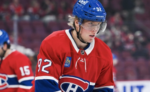 16 octobre 2025 ; Montr&eacute;al, Qu&eacute;bec, CAN ; L'ailier droit des Canadiens de Montr&eacute;al, Patrik Laine (92), observe pendant l'&eacute;chauffement avant le match contre les Predators de Nashville au Centre Bell.