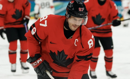 13 f&eacute;vrier 2026 ; Milan, Italie ; Sidney Crosby, du Canada, pendant l'&eacute;chauffement avant le match contre la Suisse dans le groupe A du tournoi masculin de hockey sur glace des Jeux olympiques d'hiver Milano Cortina 2026, &agrave; la Milano Santagiulia Ice Hockey Arena.