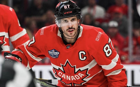 12 f&eacute;vrier 2025 ; Montr&eacute;al, Qu&eacute;bec, CAN ; L'attaquant de l'&eacute;quipe canadienne Sidney Crosby (87) se pr&eacute;pare pour une mise au jeu contre l'&eacute;quipe su&eacute;doise au cours de la deuxi&egrave;me p&eacute;riode d'un match de hockey sur glace du tournoi des 4 Nations au Centre Bell.