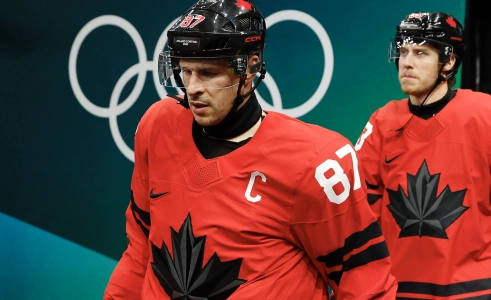 18 f&eacute;vrier 2026 ; Milan, Italie ; Sidney Crosby, du Canada, s'avance sur la glace avant un quart de finale masculin de hockey sur glace lors des Jeux olympiques d'hiver de Milan-Cortina 2026, &agrave; la patinoire Milano Santagiulia Ice Hockey Arena.