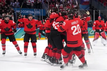 18 f&eacute;vrier 2026 ; Milan, Italie ; Mitch Marner (Canada) c&eacute;l&egrave;bre avec ses co&eacute;quipiers le quatri&egrave;me but de son &eacute;quipe en prolongation, synonyme de victoire face &agrave; la Tch&eacute;quie en quart de finale du tournoi de hockey sur glace masculin des Jeux olympiques d'hiver de Milan-Cortina 2026, &agrave; la patinoire de Milan-Santagiulia.