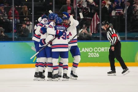 20 f&eacute;vrier 2026 ; Milan, Italie ; Les &Eacute;tats-Unis c&eacute;l&egrave;brent le but marqu&eacute; par Tage Thompson (72) lors de la premi&egrave;re p&eacute;riode de la demi-finale de hockey sur glace masculin contre la Slovaquie, aux Jeux olympiques d'hiver de Milan-Cortina 2026, &agrave; la patinoire de Milan-Santagiulia.