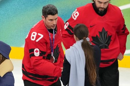 22 f&eacute;vrier 2026 ; Milan, Italie ; Sidney Crosby (Canada) re&ccedil;oit sa m&eacute;daille d'argent lors de la finale de hockey sur glace masculin des Jeux olympiques d'hiver de Milan-Cortina 2026 &agrave; la patinoire de Milan-Santagiulia.