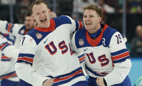 22 f&eacute;vrier 2026 ; Milan, Italie ; Brady Tkachuk (n° 7) et Matthew Tkachuk (n° 19) de l'&eacute;quipe des &Eacute;tats-Unis c&eacute;l&egrave;brent leur victoire contre l'&eacute;quipe du Canada lors des Jeux olympiques d'hiver de Milan-Cortina 2026, &agrave; la patinoire Milano Santagiulia Ice Hockey Arena.