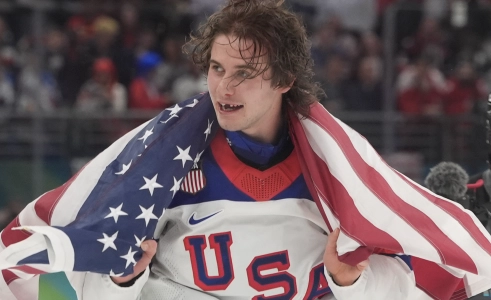 22 f&eacute;vrier 2026 ; Milan, Italie ; Jack Hughes (86) des &Eacute;tats-Unis c&eacute;l&egrave;bre apr&egrave;s avoir battu le Canada lors du match pour la m&eacute;daille d'or masculine de hockey sur glace pendant les Jeux olympiques d'hiver de Milan-Cortina 2026 &agrave; la patinoire Milano Santagiulia Ice Hockey Arena.