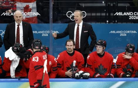 20 f&eacute;vrier 2026 ; Milan, Italie ; Jon Cooper, s&eacute;lectionneur de l'&eacute;quipe canadienne, r&eacute;agit face &agrave; la Finlande en demi-finale de hockey sur glace masculin des Jeux olympiques d'hiver de Milan-Cortina 2026 &agrave; la patinoire de Milan-Santagiulia.
