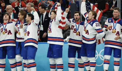 22 f&eacute;vrier 2026 ; Milan, Italie ; les joueurs am&eacute;ricains c&eacute;l&egrave;brent leur m&eacute;daille d'or apr&egrave;s avoir battu le Canada lors de la finale masculine de hockey sur glace des Jeux olympiques d'hiver de Milan-Cortina 2026, &agrave; la patinoire Milano Santagiulia Ice Hockey Arena.