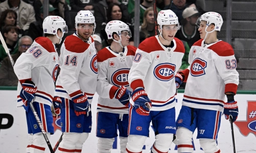 4 janvier 2026 ; Dallas, Texas, &Eacute;tats-Unis ; Le d&eacute;fenseur des Canadiens de Montr&eacute;al Lane Hutson (48), le centre Nick Suzuki (14), l'ailier droit Cole Caufield (13), l'ailier gauche Juraj Slafkovsky (20) et l'ailier droit Ivan Demidov (93) c&eacute;l&egrave;brent un but lors du match entre les Stars et les Canadiens &agrave; l'American Airlines Center.