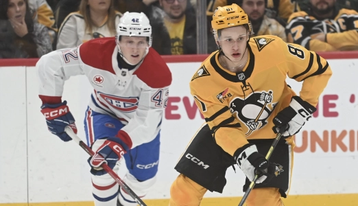 11 d&eacute;cembre 2025 ; Pittsburgh, Pennsylvanie, &Eacute;tats-Unis ; Le centre des Penguins de Pittsburgh Ben Kindel (81) patine devant le d&eacute;fenseur des Canadiens de Montr&eacute;al Adam Engstrom (42) pendant la troisi&egrave;me p&eacute;riode &agrave; la PPG Paints Arena. Les Canadiens ont remport&eacute; le match 4-2.