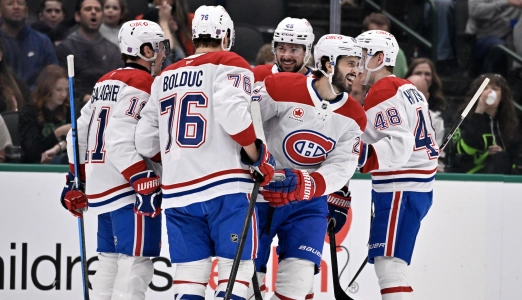 4 janvier 2026 ; Dallas, Texas, &Eacute;tats-Unis ; L'ailier droit des Canadiens de Montr&eacute;al Brendan Gallagher (11), le centre Phillip Danault (24), le centre Zack Bolduc (76) et le d&eacute;fenseur Lane Hutson (48) c&eacute;l&egrave;brent un but marqu&eacute; par Gallagher contre les Stars de Dallas lors de la premi&egrave;re p&eacute;riode &agrave; l'American Airlines Center.