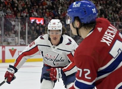 17 f&eacute;vrier 2024; Montr&eacute;al, Qu&eacute;bec, Canada; L'attaquant des Capitals de Washington, Sonny Milano (15), effectue un &eacute;chec-avant sur le d&eacute;fenseur des Canadiens de Montr&eacute;al, Arber Xhekaj (72), durant la troisi&egrave;me p&eacute;riode au Centre Bell.