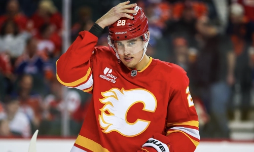 4 f&eacute;vrier 2026 ; Calgary, Alberta, Canada ; Le d&eacute;fenseur des Flames de Calgary Zach Whitecloud (28) pendant la troisi&egrave;me p&eacute;riode contre les Oilers d'Edmonton au Scotiabank Saddledome.