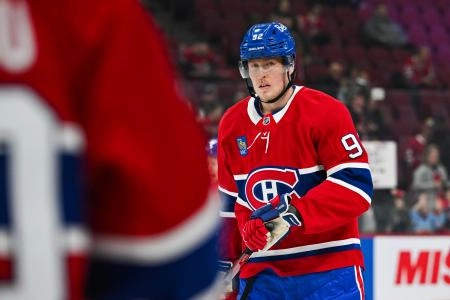 17 d&eacute;cembre 2024; Montr&eacute;al, Qu&eacute;bec, Canada; Patrik Laine (92), ailier droit des Canadiens de Montr&eacute;al, observe l'&eacute;chauffement avant le match contre les Sabres de Buffalo au Centre Bell.