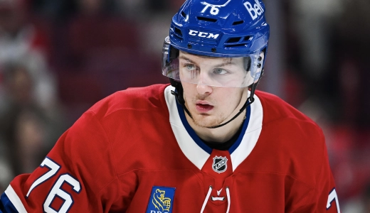 19 janvier 2026 ; Calgary, Alberta, Canada ; Le d&eacute;fenseur des Flames de Calgary Zach Whitecloud (28) contr&ocirc;le le palet face &agrave; l'ailier droit des Devils du New Jersey Timo Meier (28) pendant la premi&egrave;re p&eacute;riode au Scotiabank Saddledome.
