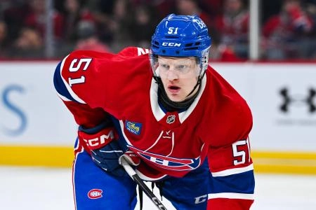 16 avril 2025; Montr&eacute;al, Qu&eacute;bec, Canada; L'ailier gauche des Canadiens de Montr&eacute;al, Emil Heineman (51), attend une mise au jeu contre les Hurricanes de la Caroline en troisi&egrave;me p&eacute;riode au Centre Bell.