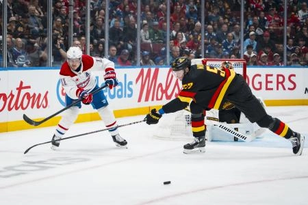 25 octobre 2025 ; Vancouver (Colombie-Britannique, Canada) ; l'attaquant des Canadiens de Montr&eacute;al, Brendan Gallagher (11), contourne le d&eacute;fenseur des Canucks de Vancouver, Tyler Myers (57), en troisi&egrave;me p&eacute;riode au Rogers Arena.