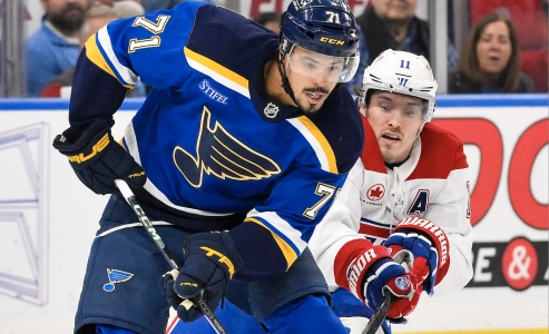 25 mars 2025 ; Saint-Louis, Missouri, &Eacute;tats-Unis ; L'ailier droit des Blues de Saint-Louis, Mathieu Joseph (71), contr&ocirc;le le palet tandis que l'ailier droit des Canadiens de Montr&eacute;al, Brendan Gallagher (11), d&eacute;fend pendant la deuxi&egrave;me p&eacute;riode &agrave; l'Enterprise Center.