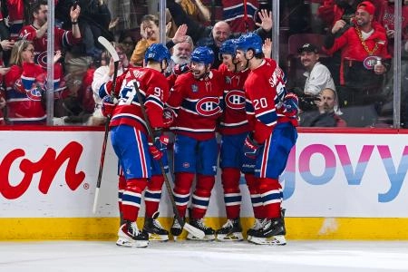 12 janvier 2026; Montr&eacute;al, Qu&eacute;bec, Canada; Le d&eacute;fenseur des Canadiens de Montr&eacute;al, Alexandre Carrier (45), c&eacute;l&egrave;bre avec ses co&eacute;quipiers son deuxi&egrave;me but du match contre les Canucks de Vancouver en deuxi&egrave;me p&eacute;riode au Centre Bell.