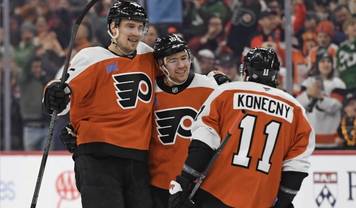 27 janvier 2025 ; Philadelphie, Pennsylvanie, &Eacute;tats-Unis ; L'ailier droit des Flyers de Philadelphie Bobby Brink (10) c&eacute;l&egrave;bre son but avec le d&eacute;fenseur Rasmus Ristolainen (55) et l'ailier droit Travis Konecny (11) contre les Devils du New Jersey au Wells Fargo Center.