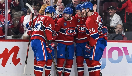 12 janvier 2026 ; Montr&eacute;al, Qu&eacute;bec, CAN ; Le d&eacute;fenseur des Canadiens de Montr&eacute;al Alexandre Carrier (45) c&eacute;l&egrave;bre avec ses co&eacute;quipiers son deuxi&egrave;me but du match contre les Canucks de Vancouver lors de la deuxi&egrave;me p&eacute;riode au Centre Bell.