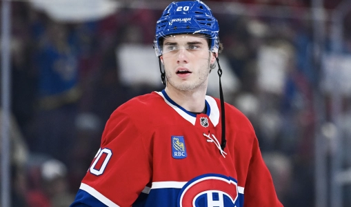 12 janvier 2026 ; Montr&eacute;al, Qu&eacute;bec, CAN ; L'ailier gauche des Canadiens de Montr&eacute;al, Juraj Slafkovsky (20), observe pendant l'&eacute;chauffement avant le match contre les Canucks de Vancouver au Centre Bell.
