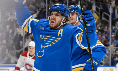3 janvier 2026 ; Saint-Louis, Missouri, &Eacute;tats-Unis ; Robert Thomas (18), centre des Blues de Saint-Louis, r&eacute;agit apr&egrave;s avoir marqu&eacute; un but en inf&eacute;riorit&eacute; num&eacute;rique contre les Canadiens de Montr&eacute;al au cours de la deuxi&egrave;me p&eacute;riode &agrave; l'Enterprise Center.