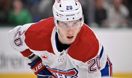4 janvier 2026 ; Dallas, Texas, &Eacute;tats-Unis ; Juraj Slafkovsky (20), ailier gauche des Canadiens de Montr&eacute;al, observe le match entre les Stars et les Canadiens &agrave; l'American Airlines Center.