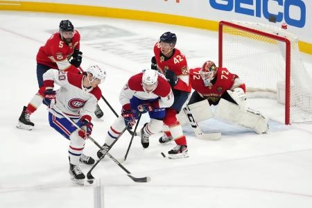 29 d&eacute;cembre 2022; Sunrise, Floride, &Eacute;tats-Unis; Juraj Slafkovsky (20), ailier gauche, et Josh Anderson (17), ailier droit des Canadiens de Montr&eacute;al, se disputent une rondelle libre devant le d&eacute;fenseur Aaron Ekblad (5), le d&eacute;fenseur Gustav Forsling (42) et le gardien de but Sergei Bobrovsky (72) des Panthers de la Floride, durant la premi&egrave;re p&eacute;riode &agrave; la FLA Live Arena.
