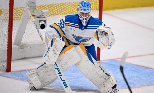 4 f&eacute;vrier 2026 ; Dallas, Texas, &Eacute;tats-Unis ; Le gardien de but des Blues de Saint-Louis, Jordan Binnington (50), affronte l'attaque des Stars de Dallas lors de la troisi&egrave;me p&eacute;riode &agrave; l'American Airlines Center.