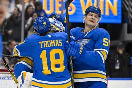 11 novembre 2025 ; Saint-Louis, Missouri, &Eacute;tats-Unis ; le gardien de but des Blues de Saint-Louis, Jordan Binnington (50), le centre Robert Thomas (18) et le d&eacute;fenseur Colton Parayko (55) c&eacute;l&egrave;brent la victoire des Blues contre les Flames de Calgary au Enterprise Center.
