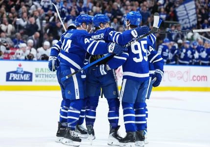 16 d&eacute;cembre 2025 ; Toronto, Ontario, Canada ; le d&eacute;fenseur des Maple Leafs de Toronto, Oliver Ekman-Larsson (95), marque un but et le c&eacute;l&egrave;bre avec l'ailier droit William Nylander (88) contre les Blackhawks de Chicago lors de la troisi&egrave;me p&eacute;riode &agrave; la Scotiabank Arena. Cr&eacute;dit photo obligatoire :