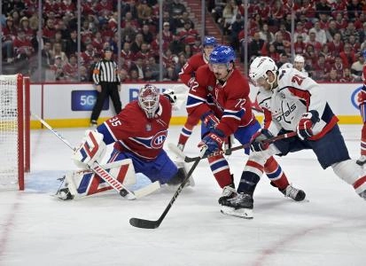 25 avril 2025; Montr&eacute;al, Qu&eacute;bec, Canada; Le gardien des Canadiens de Montr&eacute;al, Sam Montembeault (35), arr&ecirc;te l'attaquant des Capitals de Washington, Nic Dowd (26), avec l'aide de son co&eacute;quipier, le d&eacute;fenseur Arber Xhekaj (72), durant la premi&egrave;re p&eacute;riode du troisi&egrave;me match de la premi&egrave;re ronde des s&eacute;ries &eacute;liminatoires de la Coupe Stanley 2025 au Centre Bell.
